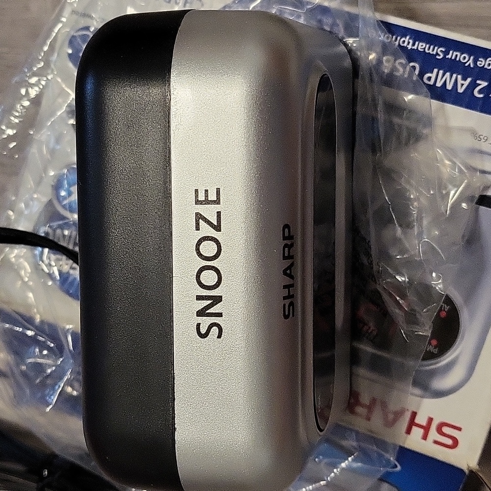 Sharp Digital Alarm clock USB - Picture 5 of 5